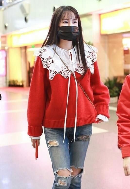 红色毛衣搭配破洞裤的沈梦辰,秀出萌萌哒少女