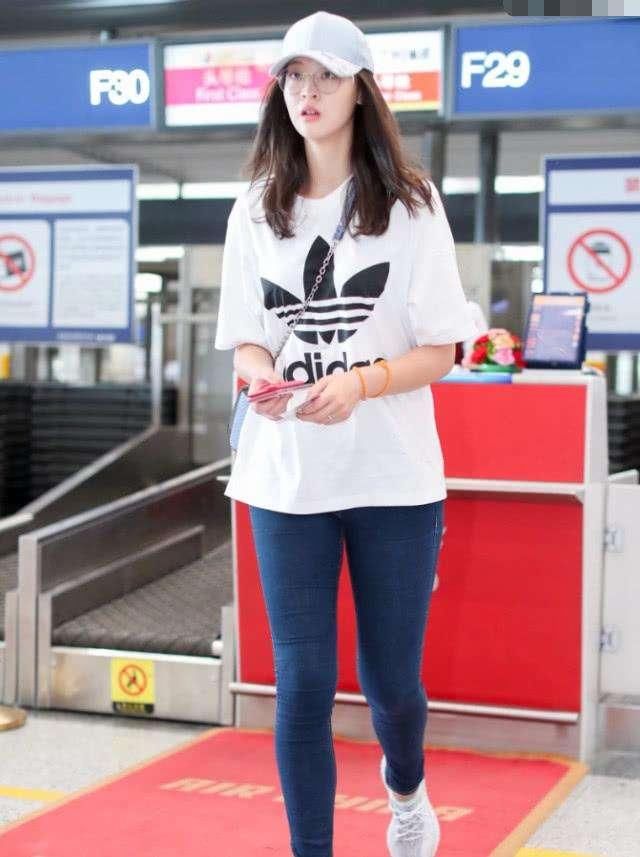惠若琪真接地气,穿一件3百块的阿迪白T, 运动员和明星的差距!_【快资讯】