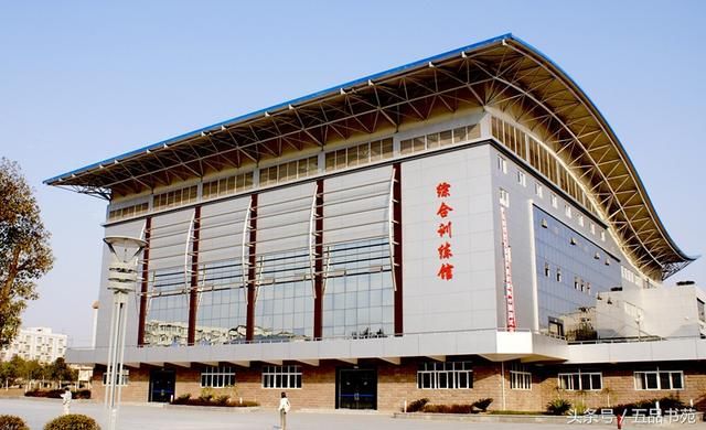 学校不大,专业很强和清华齐名;城市不大,工程最