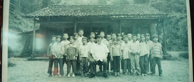 《我和我的家乡》首日破2.6亿，这位客串两分钟的角色实在惊艳