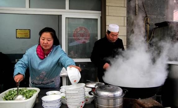 河南大哥卖这美食 一早上卖3百碗年入百万