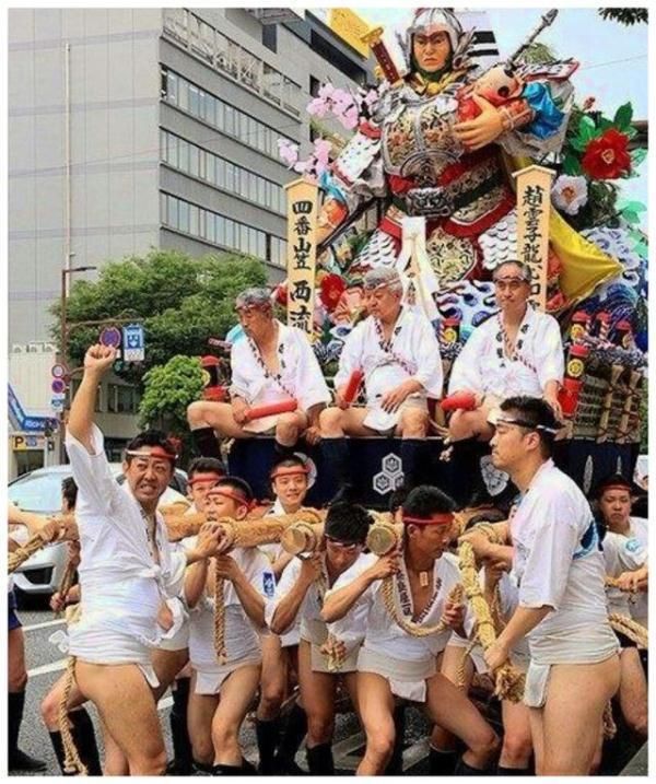 日本男人集体光屁股上街，抬着赵云塑像，让人不敢直视！