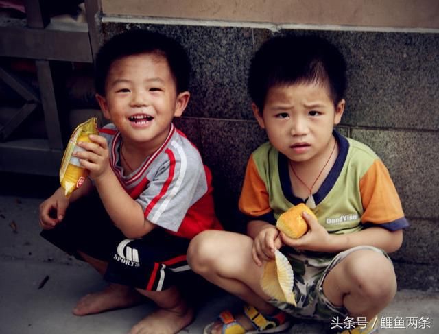 穷小子投奔叔叔,叔叔每月给他八千块,乞丐却说你叔叔已死了一年