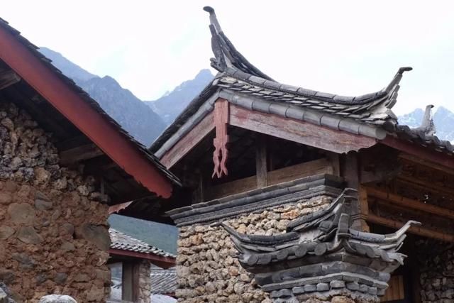 这座民宿位于玉龙雪山脚下第一村旁，是99％的游客都不知道的秘境