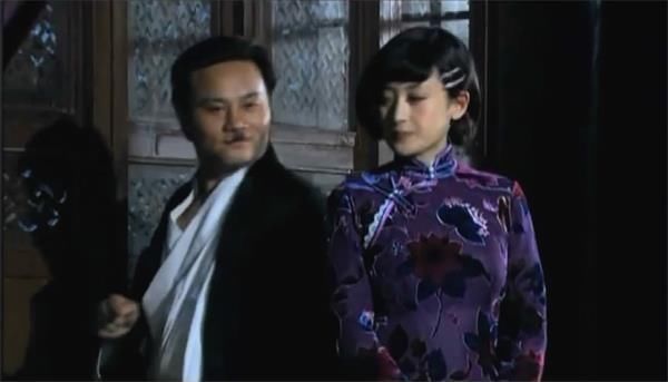 小鬼子带旗袍女进屋,赶紧关门得意阴笑,抗日神