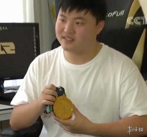 RNG再上央视 UZI展示亚运金牌 坦言为国出战