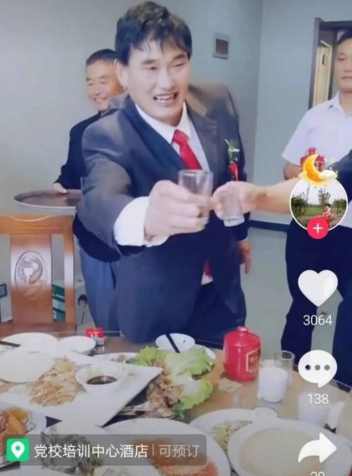 大衣哥儿子结婚啦！朱之文现场连唱四首，数十万网友在线祝福