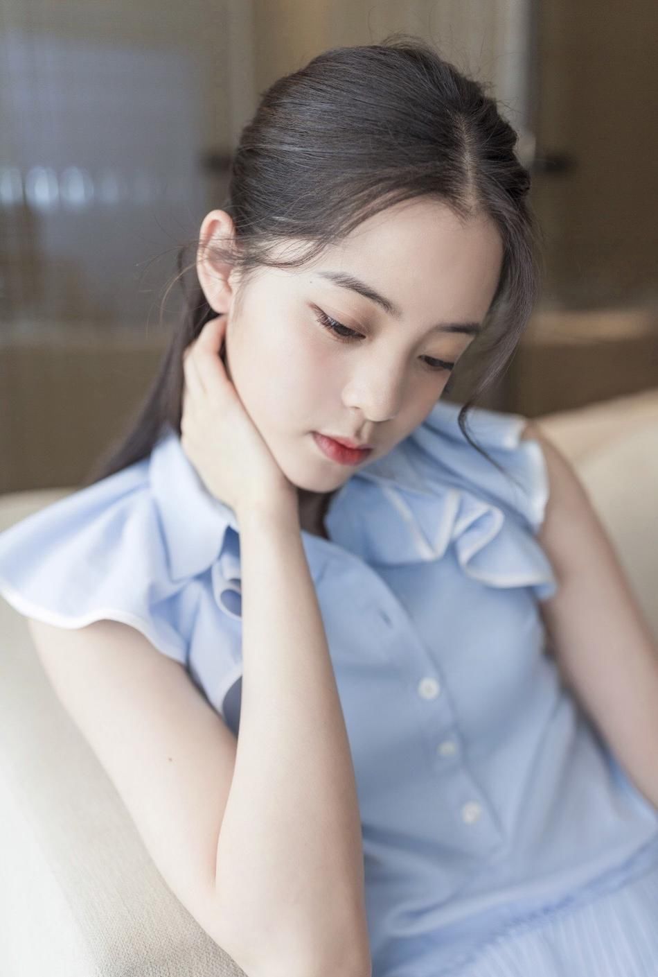 组图:欧阳娜娜穿蓝色短裙秀细长美腿 甜美笑容