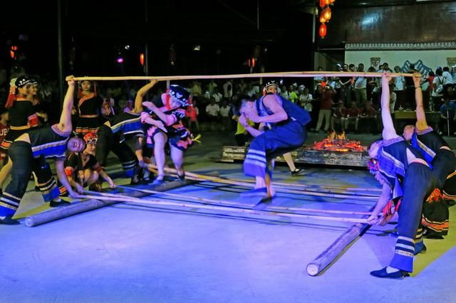 广西巴马看瑶族花式跳竹竿