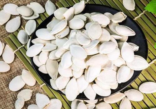 35岁老姐保养不用化妆品,只用南瓜子,皮肤却嫩