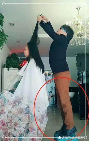 女大学生站凳子上剪发,当看到小哥哥怎么应对