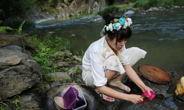 90后美女独住山上茅草屋，穿古装直播自己种菜做饭，一个月赚2万