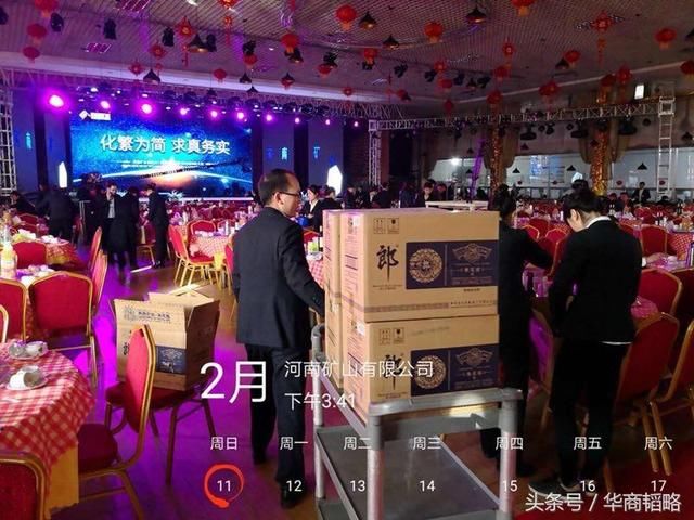 年会狂分1100万现金、一杯酒顶100万的，竟是这样一个人！