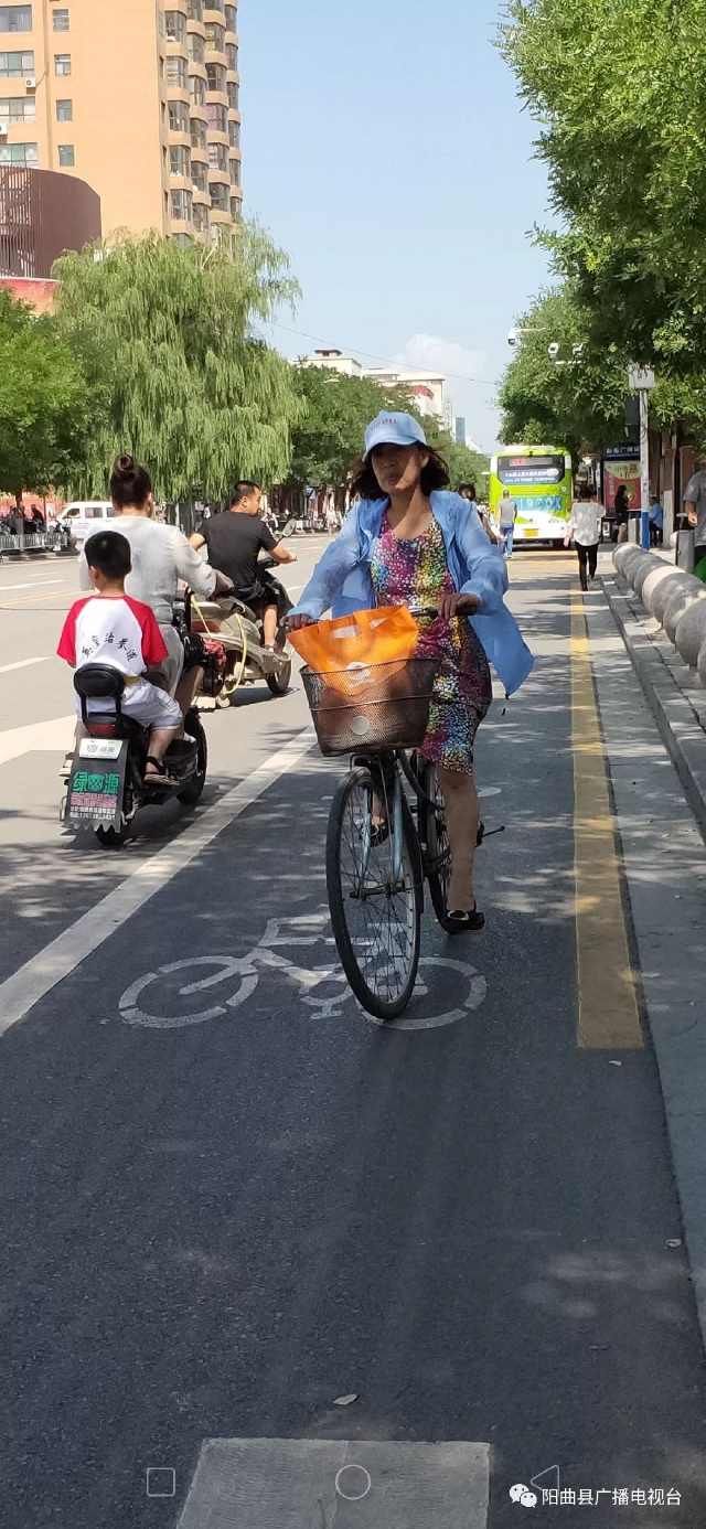 不按规定车道行驶