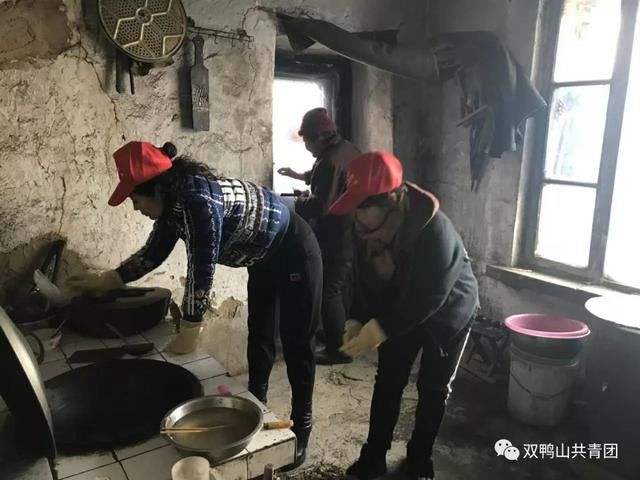 青年之声活动扶贫志愿者首发力 清洁乡村美家