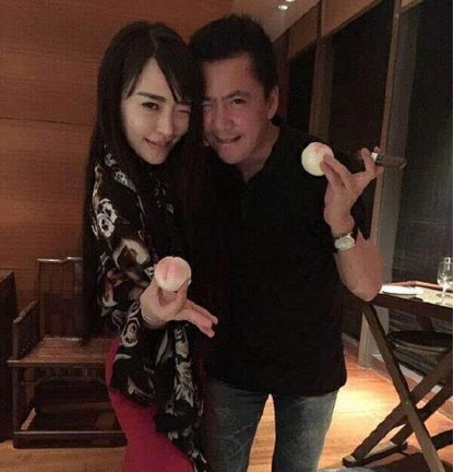 娱圈到底有多乱?王中磊和野模双胞胎玩寿桃会