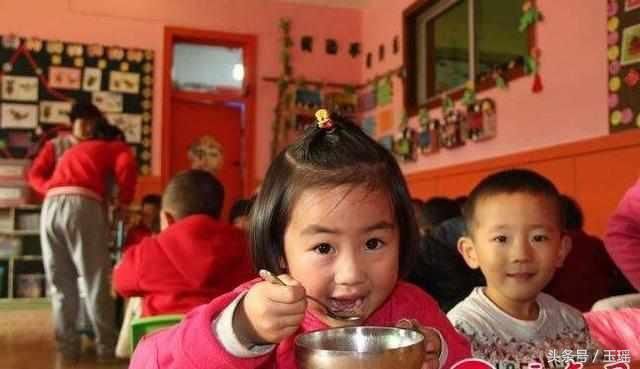 儿子放学回来说饿, 去幼儿园看到饭菜, 老师: 每月600块你想吃啥?