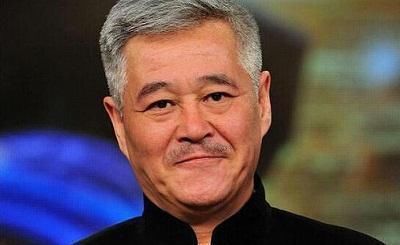 63岁赵本山演唱歌曲，红光满面却身材消瘦，儿子自称娶十个媳妇