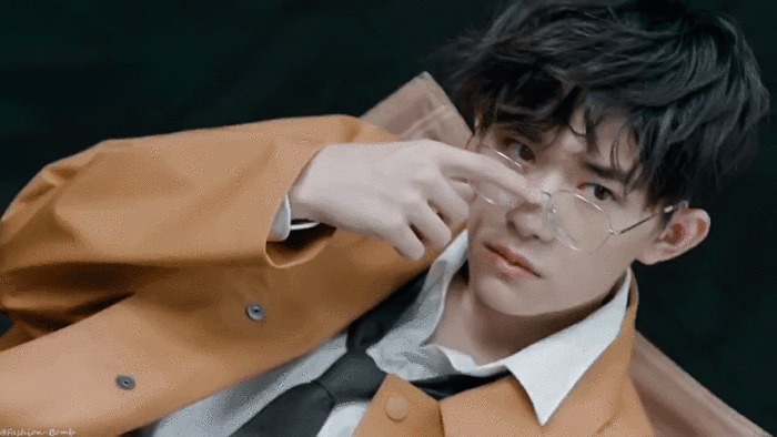 易烊千玺的手有多好看 t014f86749f22a59ddf.jpg