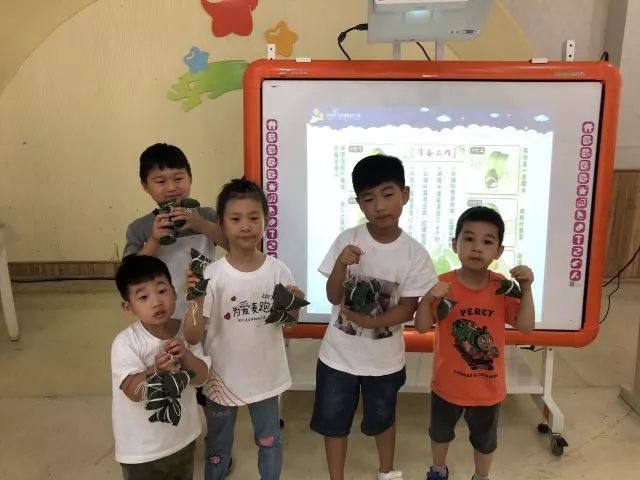 景成实验幼儿园 妈妈老师讲述了端午节戴香包、赛龙舟、包粽子、挂艾草等传统习俗以及端午节的由来。当然,孩子们最喜欢的还是自己做的香包,藿香、艾草、菖蒲、丁香各种驱蚊的药草应有尽有,再也不怕蚊子了! 大成实验幼儿园 孩子们在操场上用各种积木和废旧物品一起精心设计、制作造型各异的 龙舟。在稚嫩嘹亮的号子声中,各队小朋友利用不同的龙舟整齐迅速地通过各种障碍物,在小观众们此起彼伏的呐喊助威声中冲向终点。在热烈的气氛中,孩子们感受到传统端午节的气氛及众人划桨开大船的合作精神。 仙林实验幼儿