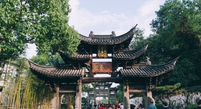 中国大爷旅游人手一单反,大爷负责拍照,大妈只管手舞丝巾跳跃 日博娱乐网站