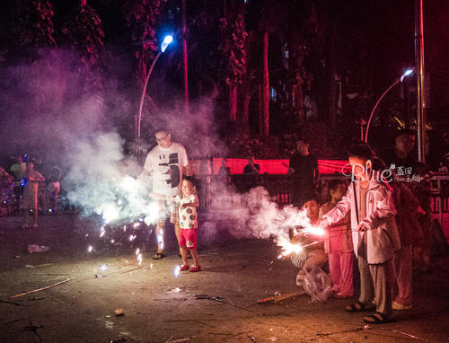 过年玩烟花注意啥 t014fb78ac1bb7d62f6.jpg