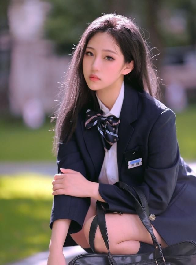 赵薇继子与女友同框秀恩爱，送玫瑰花吃西餐喝红酒，刚满21岁疑已同居