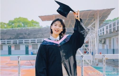 沈月毕业照,她念的竟然是师范类院校,很好奇她