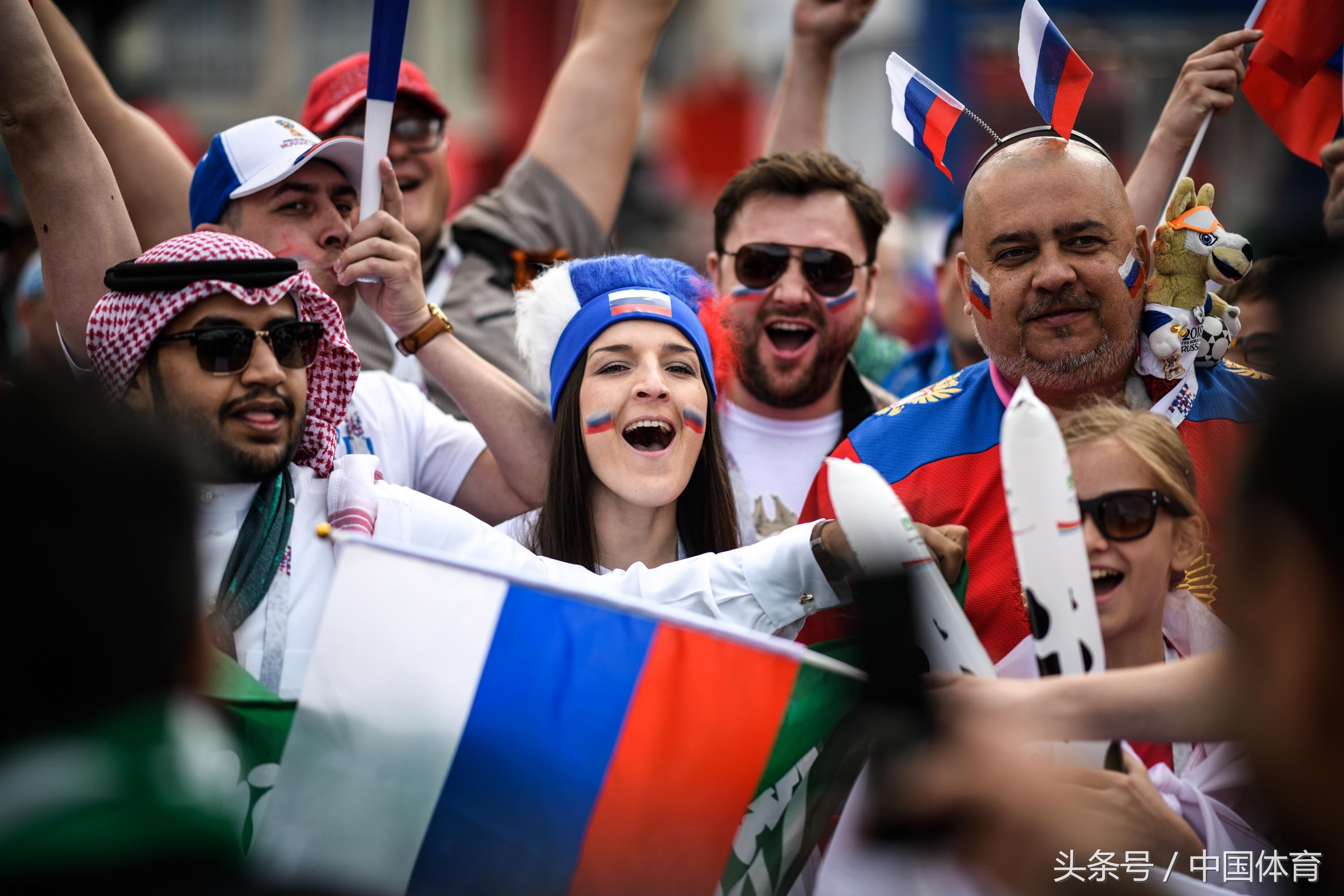 FIFA俄罗斯世界杯揭幕战在即 众球迷汇聚卢日尼基球场外场_【快资讯】