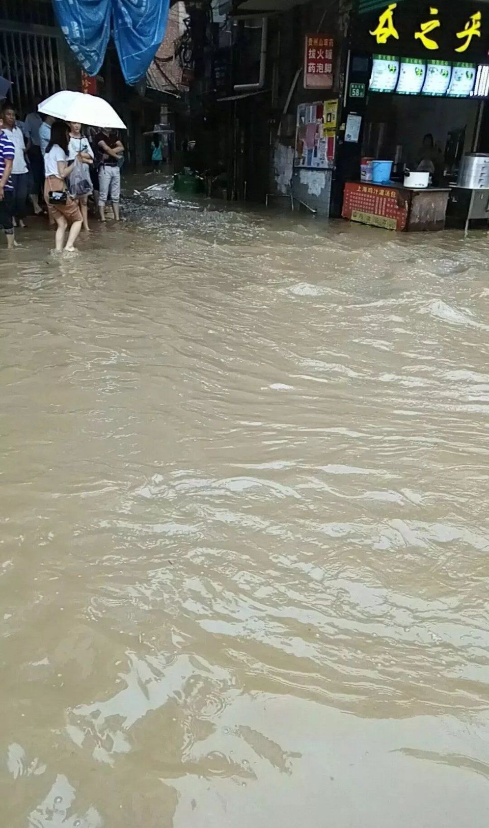 雷暴雨突袭广州!广东多地严重水浸+塞车!未来还有5号台风...