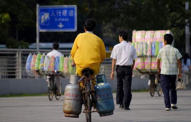 老板拖欠工资想跑路,农民工拎煤气罐讨薪,老板