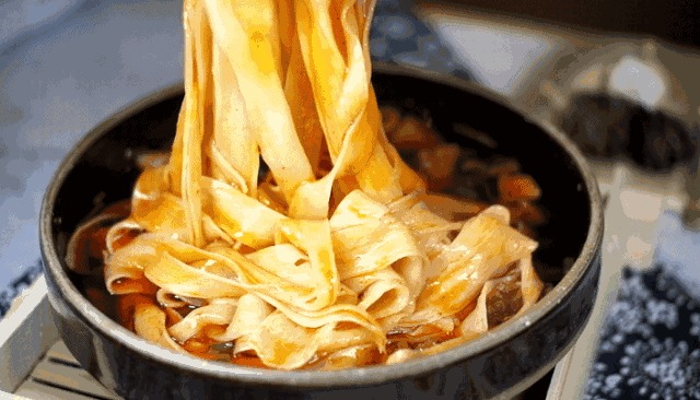 比心吴亦凡,全国面馆老板周末集体暴富啦!