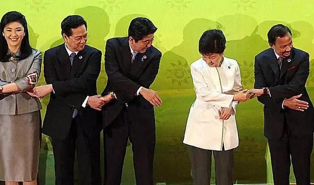 安倍晋三与各国“握手”瞬间，尽显尴尬，唯独对他哈腰“握手”