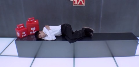 我是唱作人王源,哭着跑下舞台!现场发生什么了