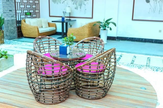 谁说只有冬天才能泡温泉，在这儿，春末的温泉比冬季更有料