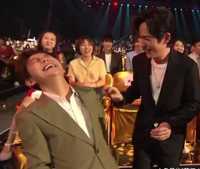 朱一龙晚会现场尬笑吓懵众人, 何炅在旁失态