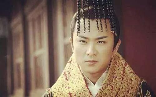 皇帝儿子死了 太后老妈干嚎 十五岁少年一语道破天机