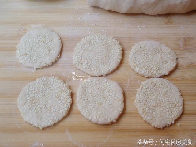 婆婆往剩余的汤圆皮里加水果？奇怪！出锅之后，大家抢着吃