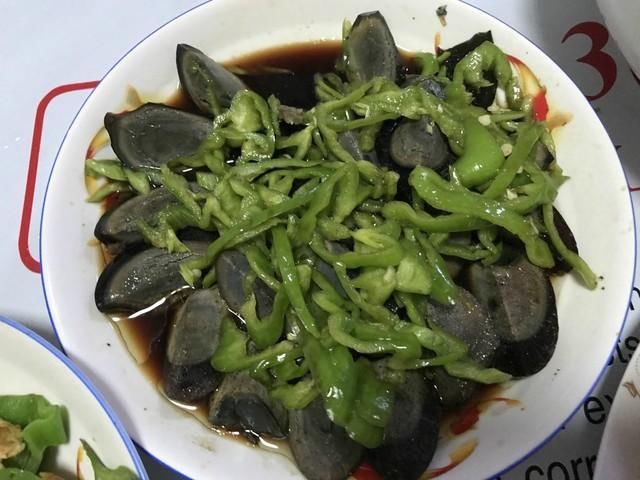 回农村过年，婆婆做了一大桌年夜饭，最先光盘的居然是最后一道菜