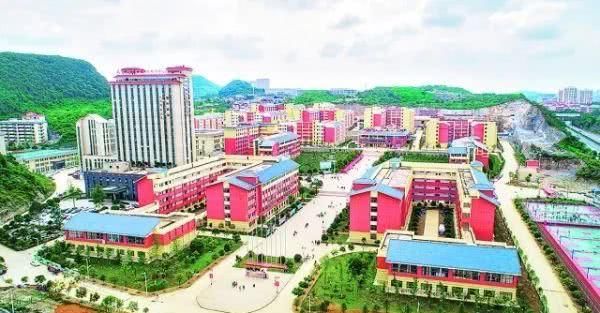 俯瞰大学城. 贵州大学明德学院一角.