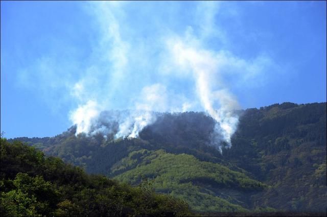 山东有一座山，山下点火山上冒烟，郭沫若赶到说：下面是一座王陵