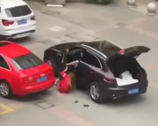 杭州女大学生拉男友保时捷车门阻止其离开,被