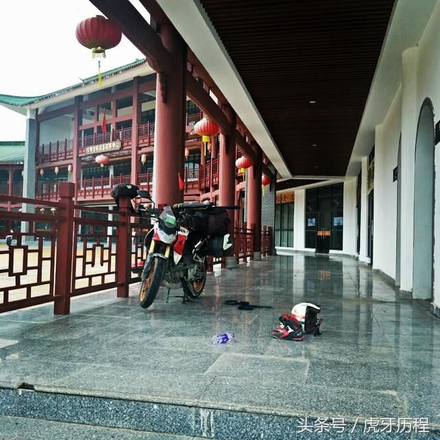 摩旅穷游，骑摩托车在江西省过广东省途中遭遇暴雨，路上很沮丧!