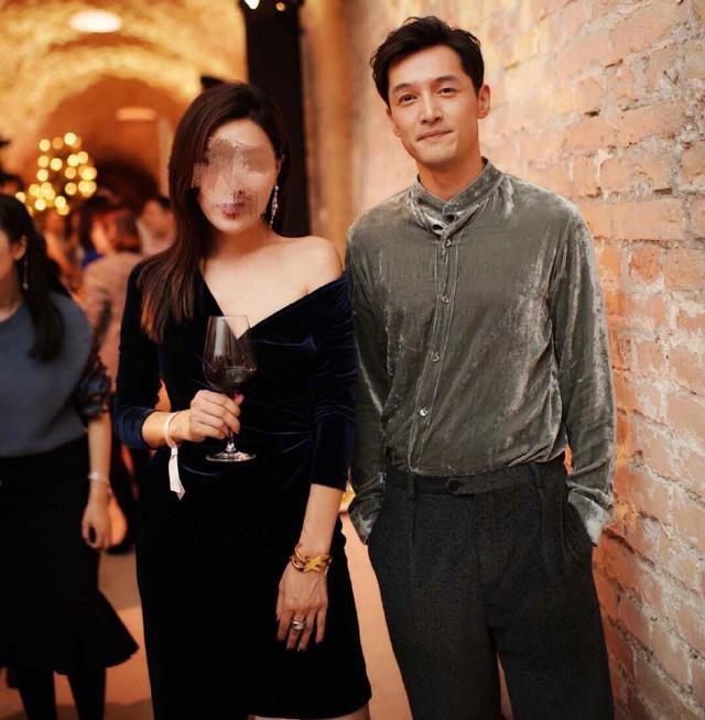 唐嫣罗晋婚礼现场,胡歌和黑衣女子合照,一个细