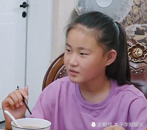 《变形记》农村女孩第一次吃螃蟹,眼角的自卑
