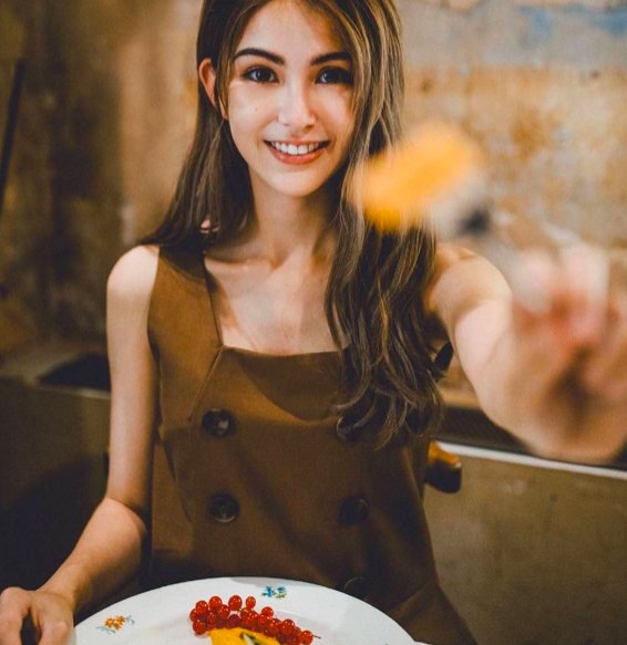 周杰伦照顾儿女不忘老婆，昆凌跟老公头靠头看夕阳，背对镜头比v