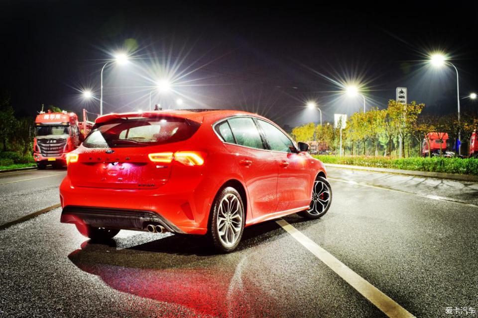 【夜色撩车】一组福克斯ST Line的夜拍大秀,请