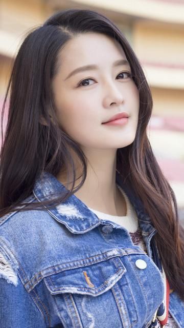 李沁晒出美照，仙气飘飘实在太美，配文保护当下