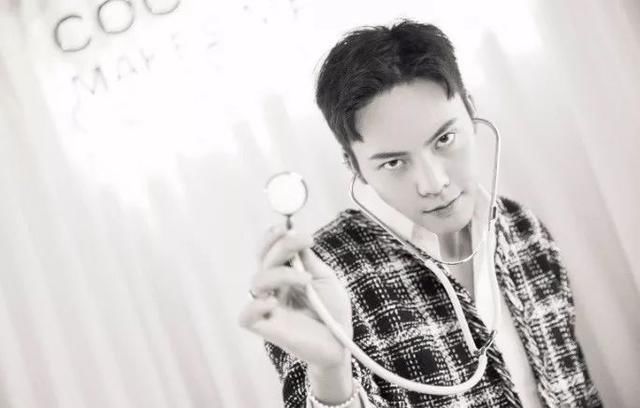 张钧宁在《温暖的弦》里穿山寨礼服?陈伟霆?