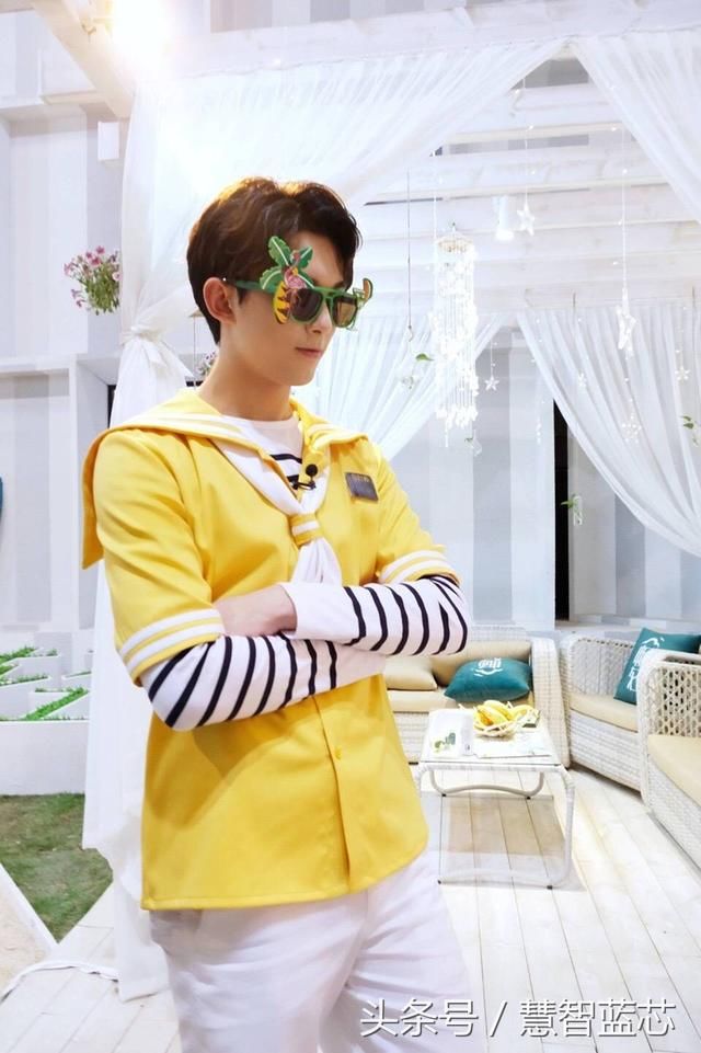 《我是大侦探》花絮,吴磊给自己的人形立牌上